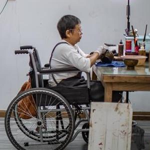 微信分享圖 (社會(huì))(3)打造大漆藝術(shù)空間 “巧”手“制”出就業(yè)路