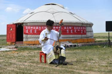 烏蘭牧騎深入牧區(qū)送歡樂