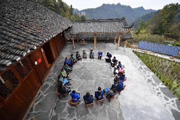 “不管多偏遠(yuǎn)的地方，都不會(huì)被落下”——十八洞村里宣講二十大精神的“院壩會(huì)”