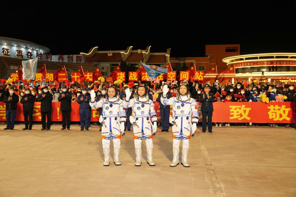 新華全媒+丨神舟十五號載人飛行任務航天員乘組出征儀式在酒泉衛星發射中心舉行