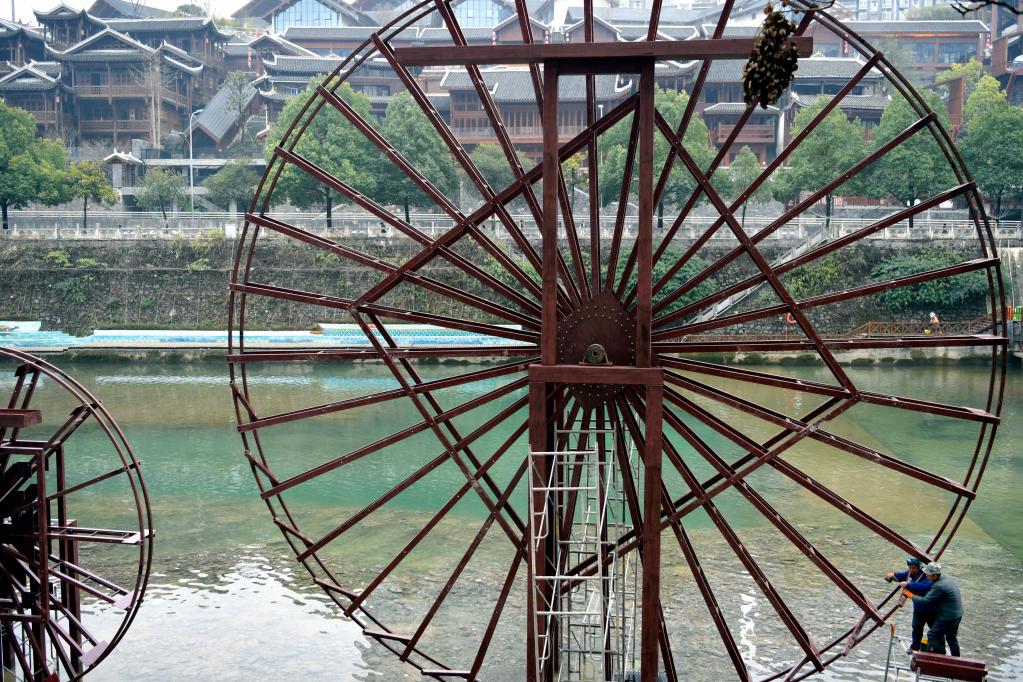 湖北恩施：安裝農(nóng)耕水車