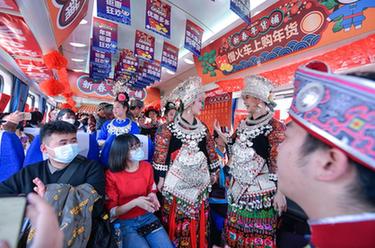 新春走基層丨穿行在苗鄉侗寨的“慢火車”年貨鋪