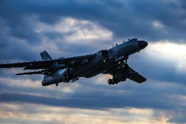 向著新的勝利，奮飛——空軍航空兵某團(tuán)飛行二大隊(duì)鍛造空中鐵拳紀(jì)事