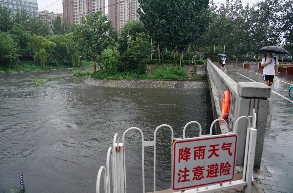 新華全媒+丨暴雨紅色預(yù)警繼續(xù) 多部門部署應(yīng)對(duì)工作