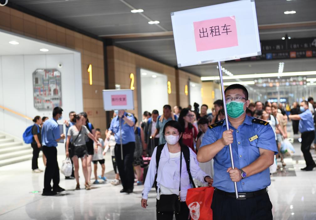 新華全媒+丨因強降雨被困北京門頭溝的列車旅客陸續安全轉移