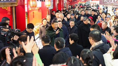 習(xí)近平察看春節(jié)市場供應(yīng)：希望你們的生活像糖果一樣甜甜美美