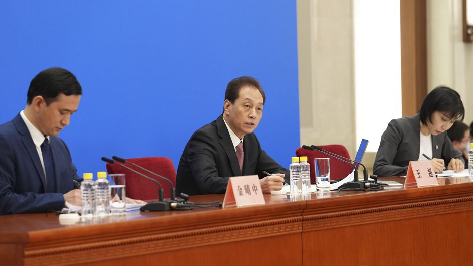 大會(huì)發(fā)言人王超就大會(huì)議程和人大工作相關(guān)問(wèn)題回答中外記者的提問(wèn)
