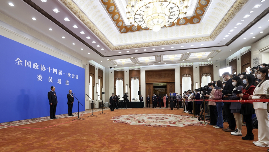全國(guó)政協(xié)委員接受采訪
