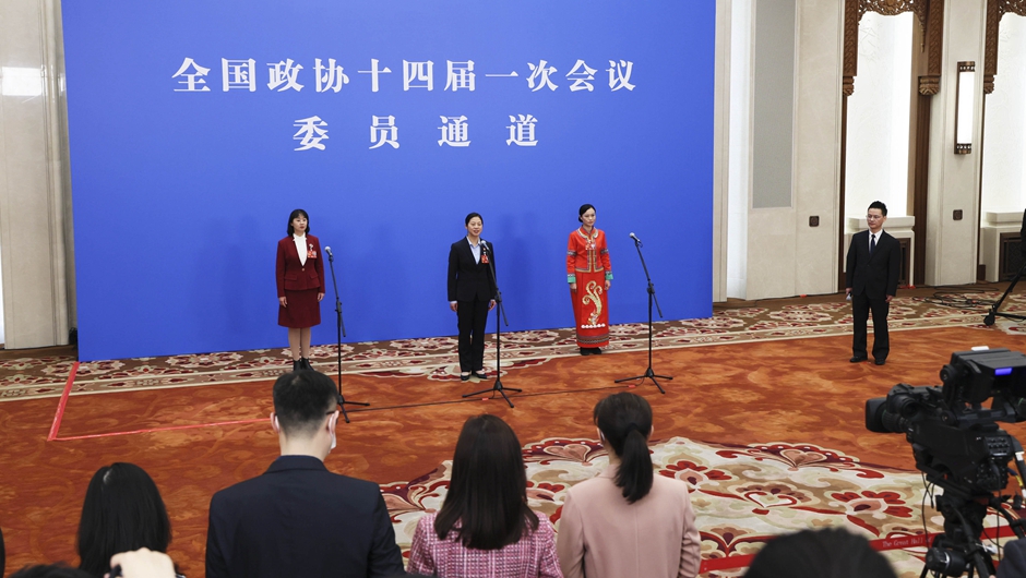 全國(guó)政協(xié)委員接受采訪