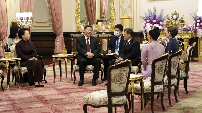 習(xí)近平和彭麗媛會見泰國國王哇集拉隆功和王后素提達(dá)